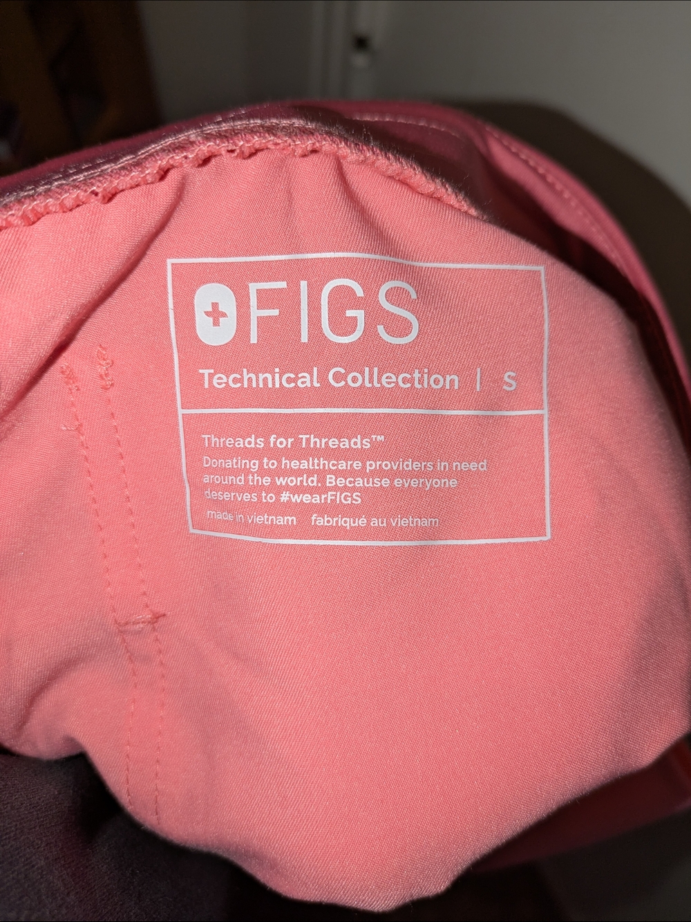Figs Coral Pink Scrub Set with Yellow Neck Tie Size Small - Picture 7 of 7